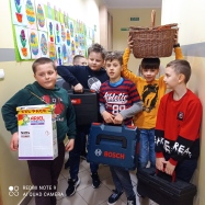 Rys. Dzień bez plecaka