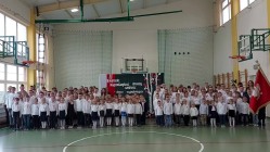 Rys. Szkoła do hymnu