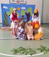 Rys. Występ teatrzyku